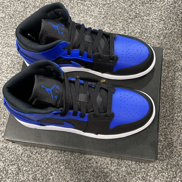 Air Jordan 1 Mid GS - Picture 2 of 4